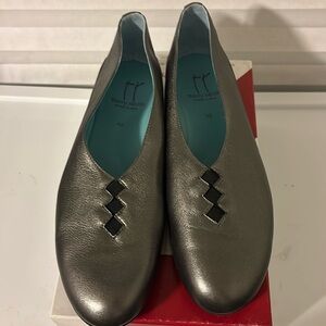 NIB Thierry Rabotin size 10/40 pewter flat